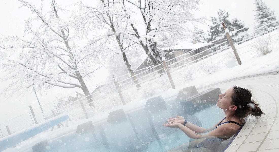 Idromassaggio esterno della piscina di Cavalese in paesaggio innevato