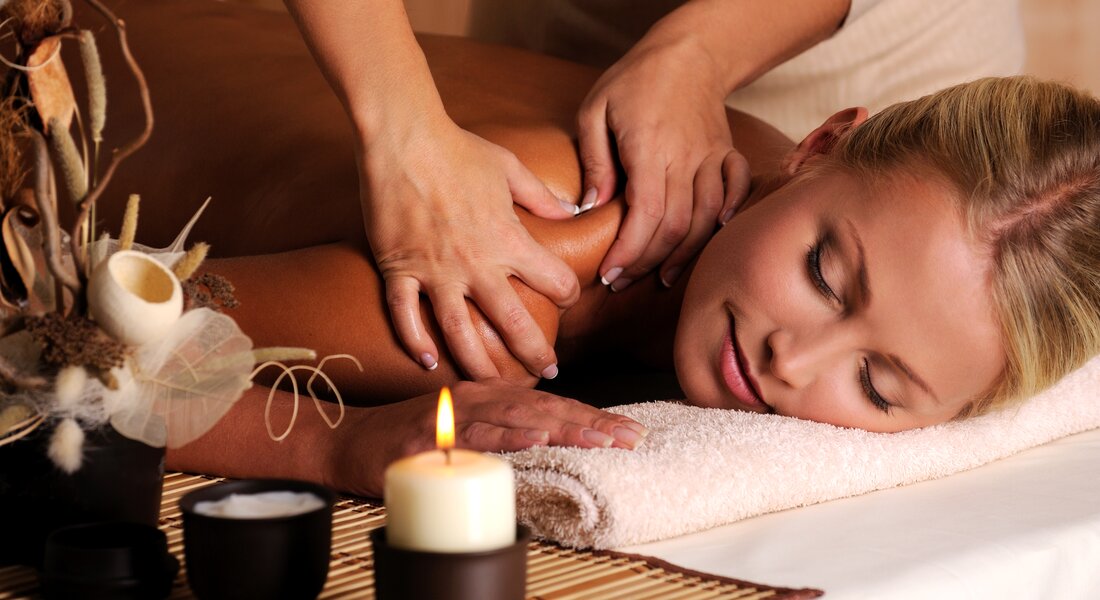 Donna che riceve un massaggio alla schiena