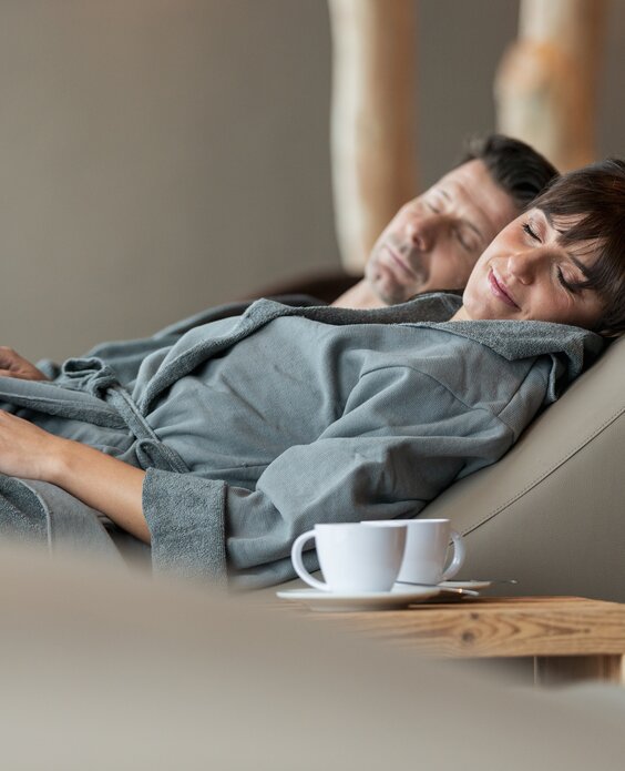 Coppia riposa sui lettini  | © APT Fiemme e Cembra - foto di Gaia Panozzo