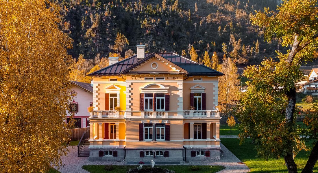 Vista esterna frontale dall'altro di Villa Flora a Ziano | © APT Fiemme e Cembra