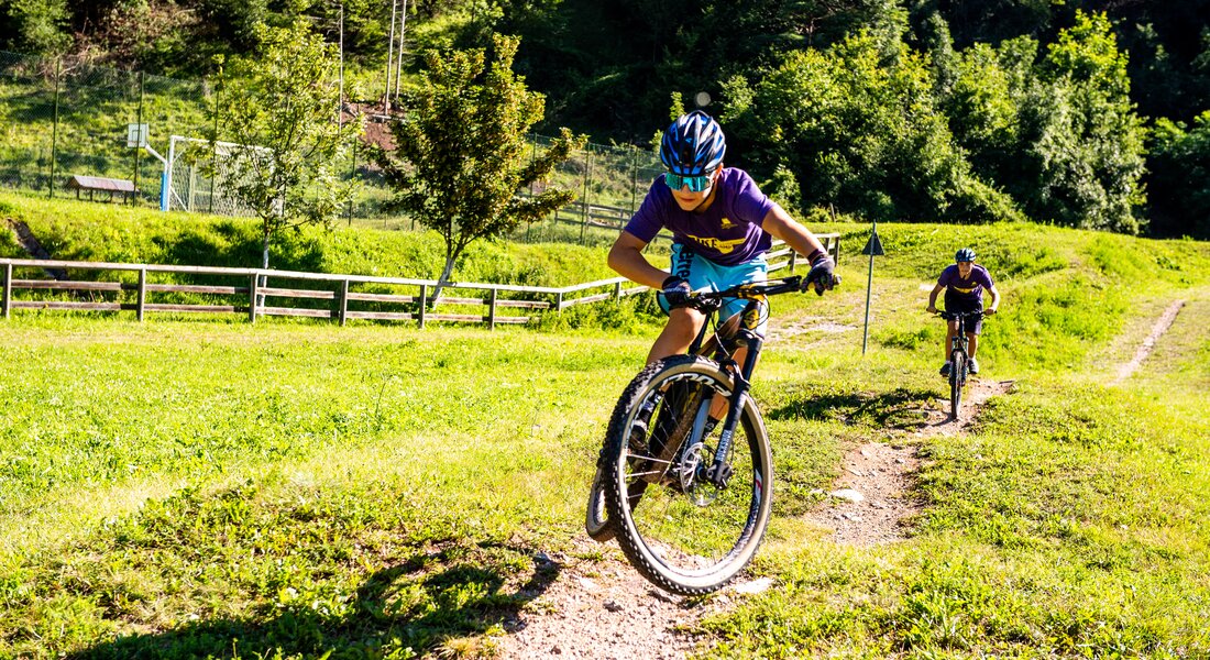 Ragazzi fanno salti in bici al bike park