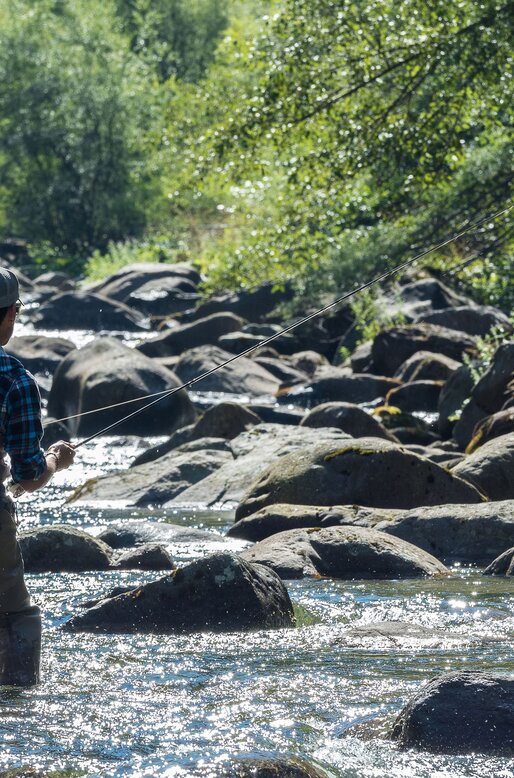 Pescatore nel torrente Travignolo | © Trentino Marketing - Marco Simonini