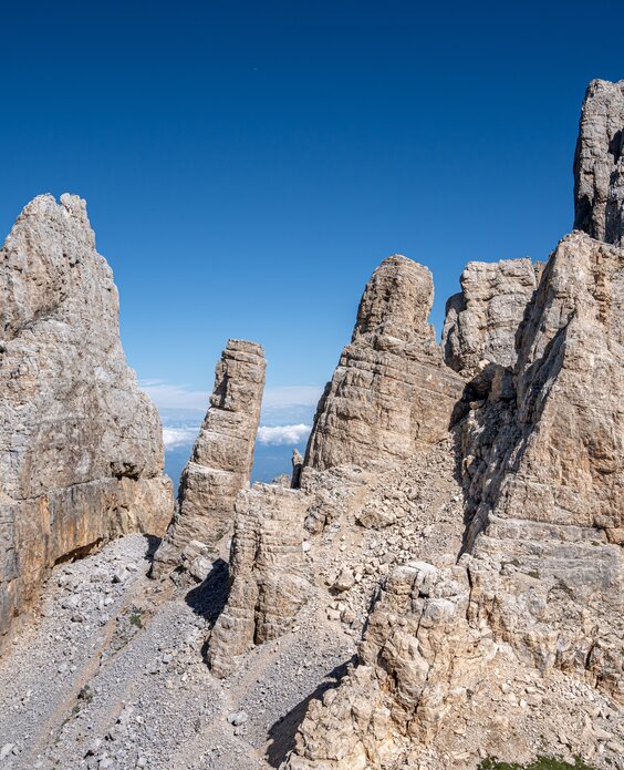 Torre di Pisa incastonata tra le rocce del Latemar | © APT Fiemme e Cembra - Mattia Rizzi