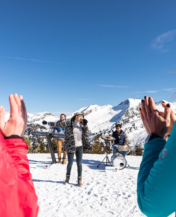Donne applaudono gruppo jazz all'Alpe Cermis | © APT Fiemme e Cembra - foto di Gaia Panozzo