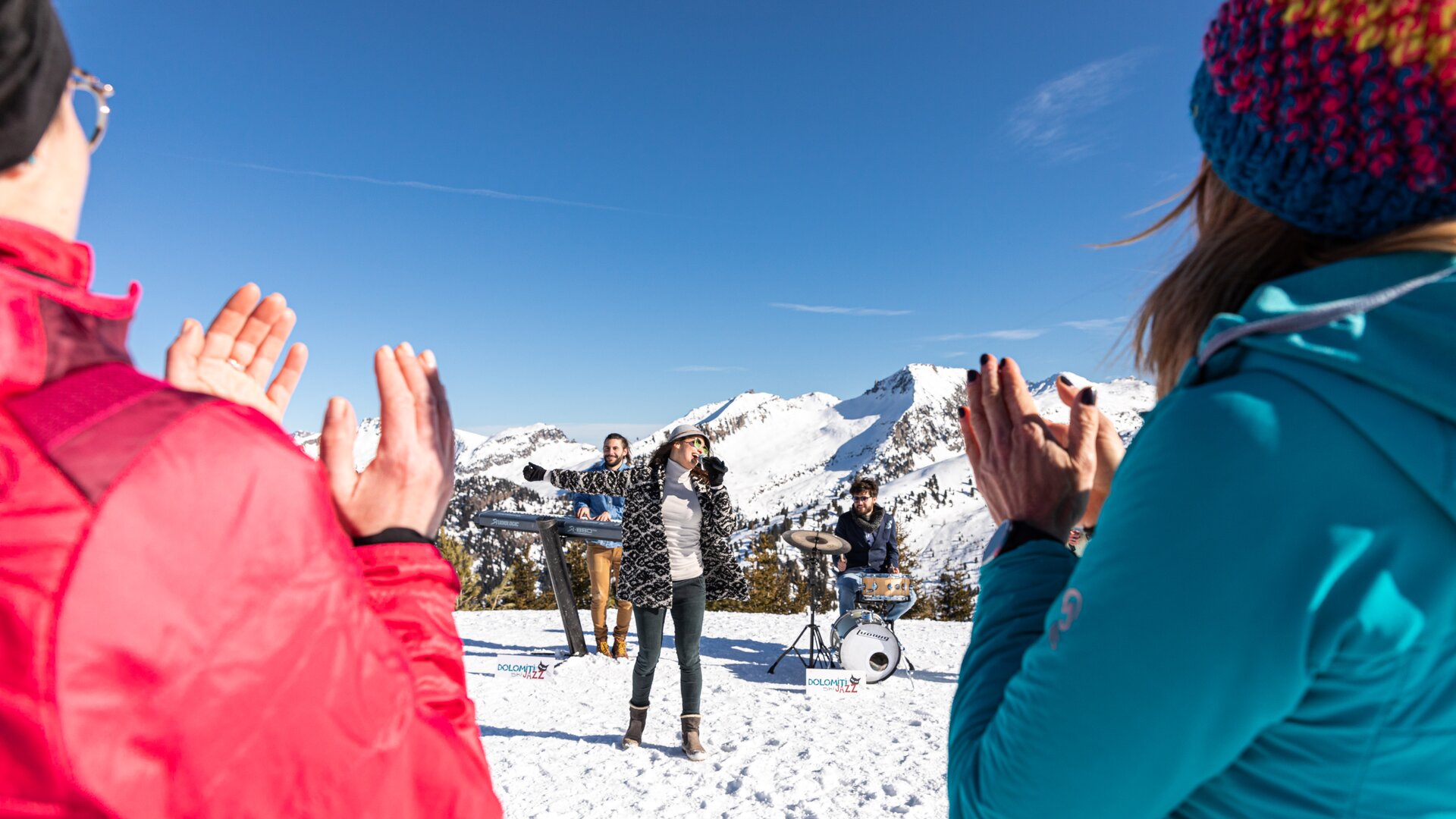 Donne applaudono gruppo jazz all'Alpe Cermis | © APT Fiemme e Cembra - foto di Gaia Panozzo