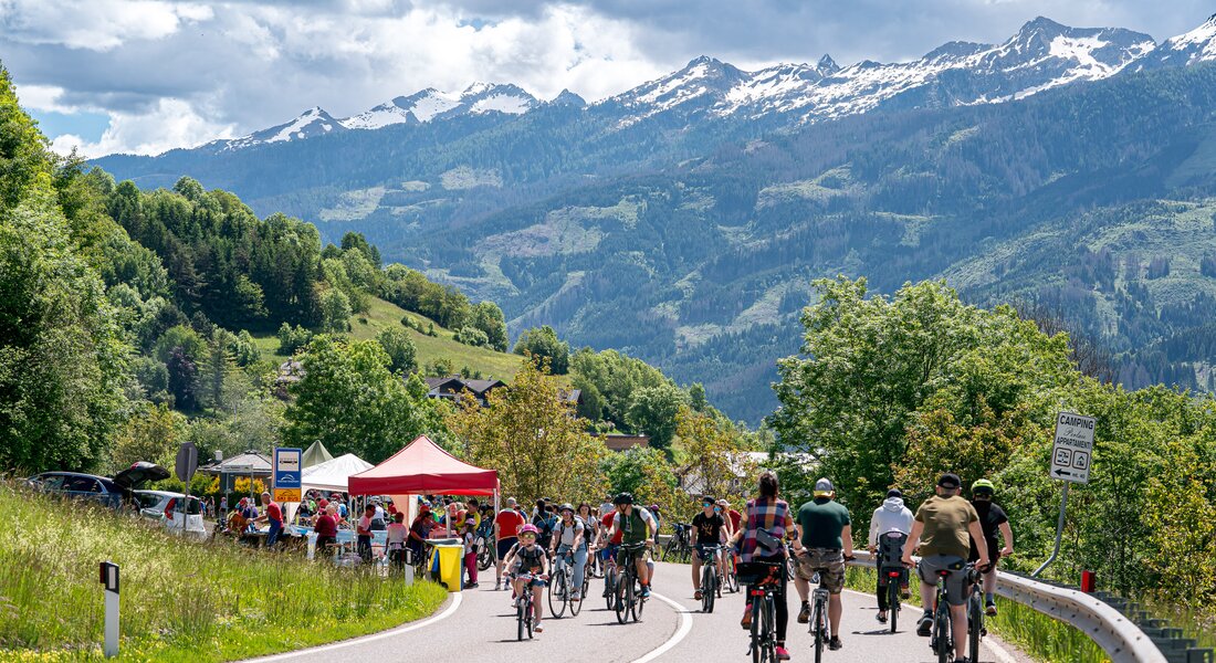 Ciclisti e gazebi di ristoro lungo la statale SS48 delle Dolomiti