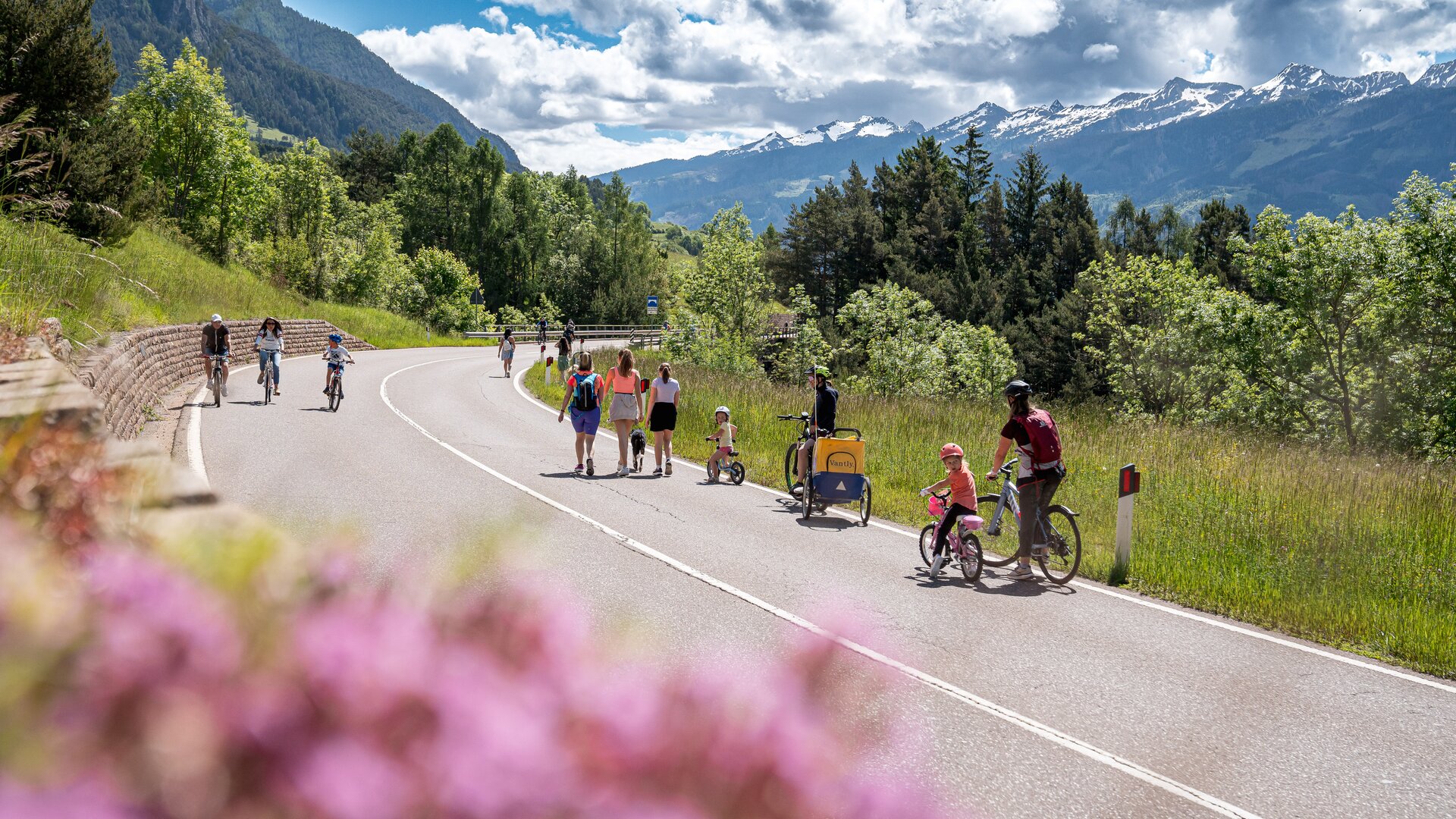 Famiglie a piedi e in bici lungo la statale SS48 delle Dolomiti | © APT Fiemme e Cembra - foto di Mattia Rizzi