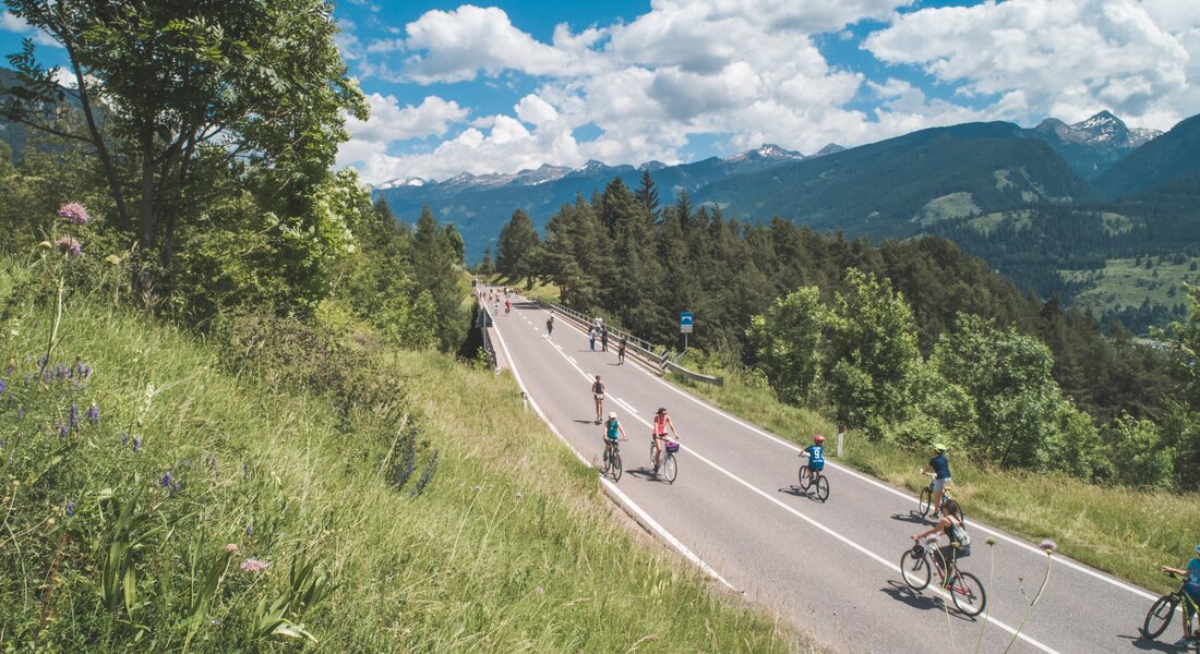 Ciclisti e pedoni lungo la statale SS48 delle Dolomiti