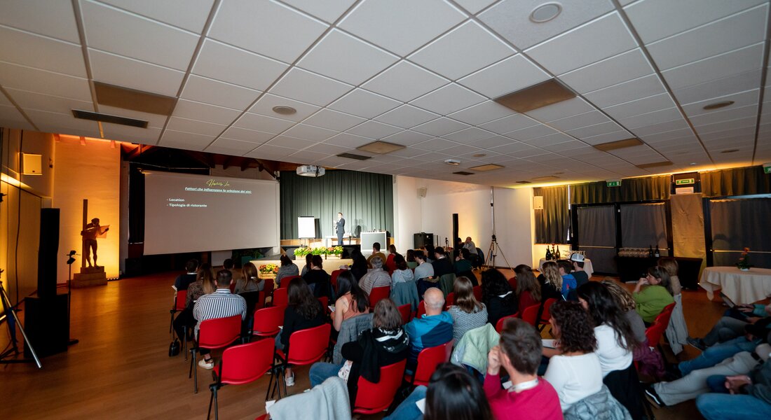 Sala piena di operatori turistici alla conferenza | © APT Fiemme e Cembra - Mattia Rizzi
