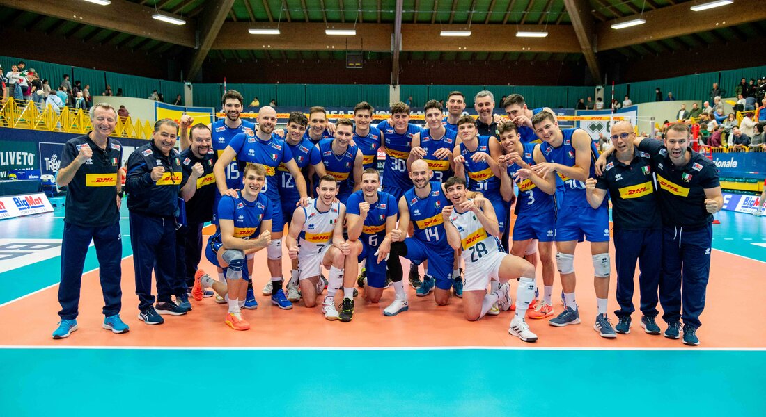 Foto di squadra con allenatori nel palazzetto di Cavalese | © FIPAV - Mancini Agency