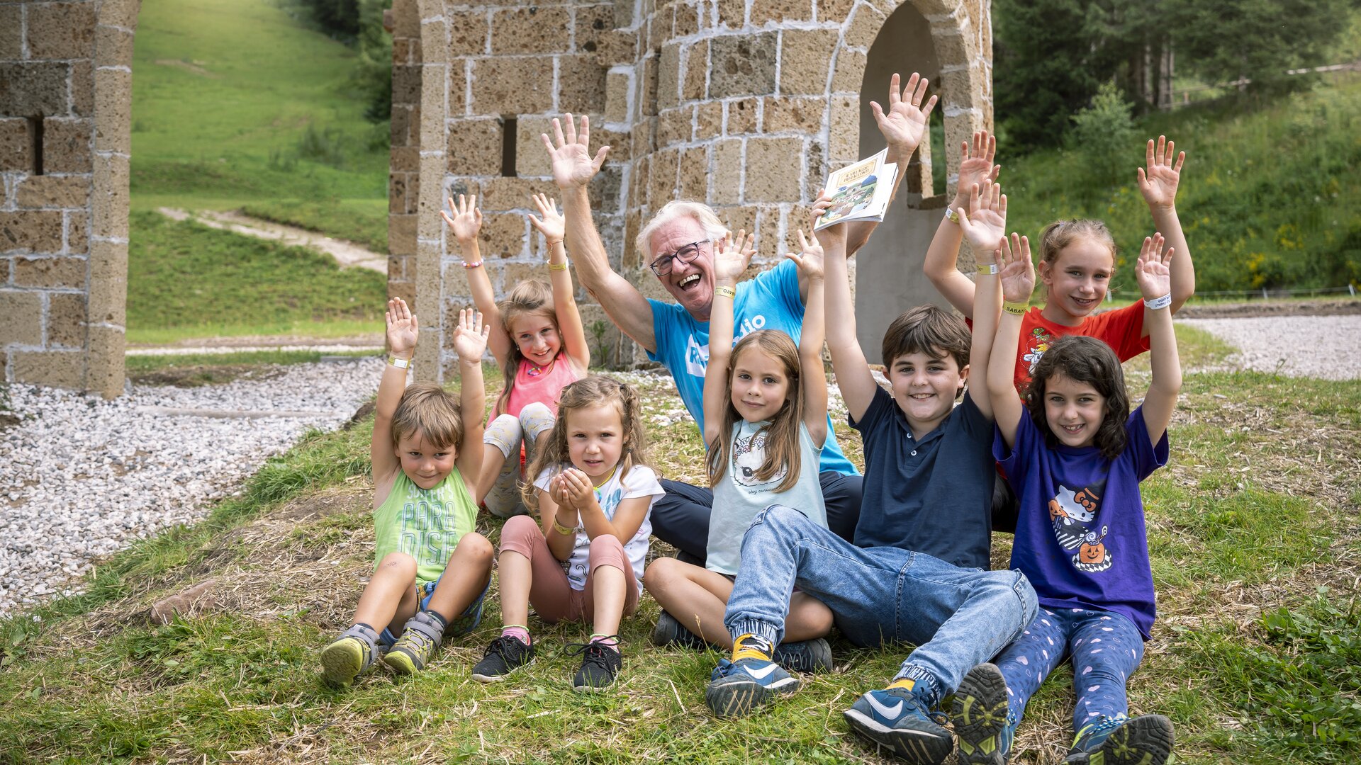 Armando Traverso con gruppo di bambini all'Alpe Cermis | © APT Fiemme e Cembra - Federica Vanzetta