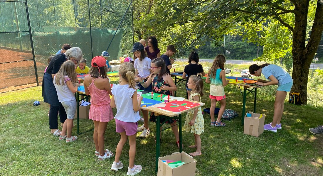 Bambini dipingono in un prato