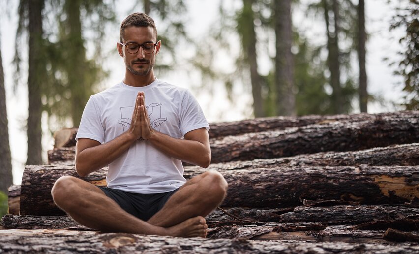Ragazzo in meditazione nella foresta | © APT Fiemme e Cembra - Gaia Panozzo