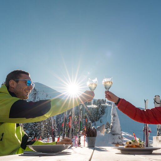 Pranzo e bollicine sulla terrazza soleggiata dello Chalet all'Alpe Cermis | © APT Fiemme e Cembra - Mattia Rizzi