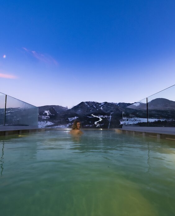 Piscina esterna che si affaccia sull'Alpe Cermis | © Hotel La Roccia - Orler Images